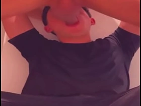 商场厕所里被运动型小伙深喉 爽爆的猎艳 asian old gay uncle sex videos