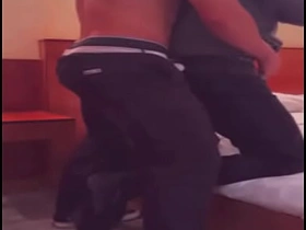 几杯酒下肚说服运动型直男尝鸡巴 hot asian china gay sex videos