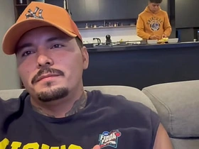 老子招待客人最到位，请喝酒喝水，含鸡巴，还用换挡杆捅他们屁眼 asian muscle gay hd sex videos