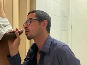 干到兴起把受的衣服撕烂，他穿着内裤跑了 asian bonghunk gay sex videos