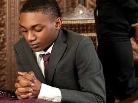 黑人浸信会男孩多米尼克·杨被黑人牧师普林斯·雷恩的大黑屌干了！这小基佬嘴和屁眼都没逃过那根巨屌！ asian webseries gay sex videos