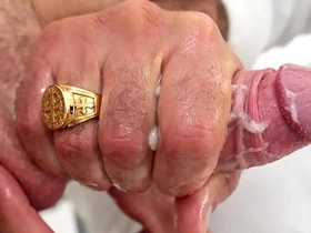 老石匠费利克斯·坎普在所谓面试中把学徒迪伦·泰德斯搞到勃起！这帮石匠真他妈乱！ gay sex videos asian big cock