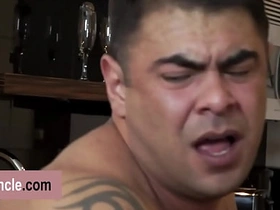 超性感猛男瑞奇遇到暗恋对象，现在该干点刺激的了 gay sex videos asian s