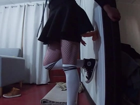 穿迷你裙的Chico从肛门拳交入门，塞进他的新巨型假阳具 asian man gay sex videos