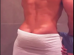 看到哥们从酒吧回来洗澡 忍不住冲进淋浴间跟他搞 sex videos asian boys gay