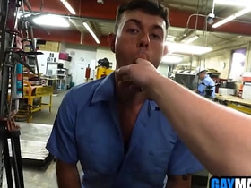 饥渴男人们在车间里3P狂操 public gay sex videos asian