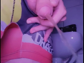 小白脸在厕所撒尿后舔自己的尿 asian gang gay sex videos