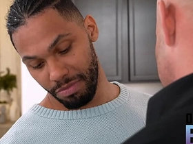 地下男孩 - 发情的托尼爬向布洛克鼓胀的裤裆 gay hot sex videos asian