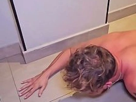 大胡子主人操烂小鲜肉的屁眼，把他当性奴使唤。BDSM狗玩羞辱高潮 asian gay sites sex videos