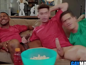 足球粉被黑白基友轮着用 asian gay seducing sex videos