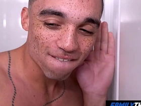 家庭嫩肉 - 看我朋友和他继父搞 hot asian teen gay sex videos