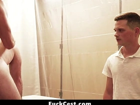 那男人毫不掩饰他青筋暴起的勃起鸡巴 - 乱伦性交 asian gay drink sex videos