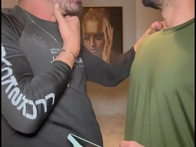 朋友看到我手机相册里的屌照非要看实物 结果忍不住直接口了起来 asian mallu gay sex videos