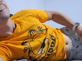 饥渴大学生在床上撸管等继父 asian gay bears sex videos