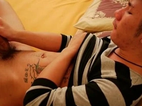 亚洲基佬在床上撸鸡巴 asian painful gay sex videos