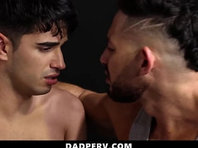 继子让继父抚弄他的鸡巴 任由其掌控 - 老爸变态 asian hidden gay sex videos