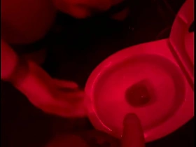 业余小帅哥在俱乐部厕所看朋友撒尿，伸手帮忙然后自己硬了... asian gay sex videos this vid
