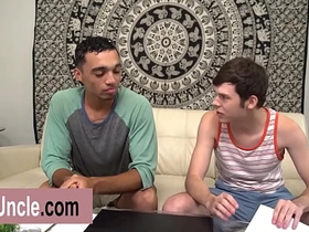 俊美的达科塔那光滑的屁股被干爆了 this vid asian gay sex videos