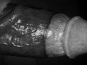 抹油的发情男人呻吟着撸他的大黑屌 new hd asian gay sex videos