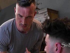 蒙眼男以为是他女友在口交...其实是基佬同事偷拍的全过程 asian bus gay sex videos