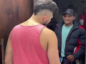 收货时让快递员上楼 他用肉棒当报酬还射了我满嘴 asian real gay sex videos