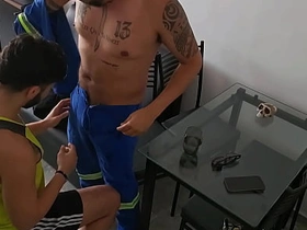 维修工来查网线却把鸡巴插进来 asian gay gang sex videos