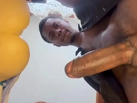 老爹边吐口水边用飞机杯撸他那根大屌，最后射了 asian gay threesome sex videos