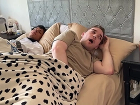 别出声，别让你继兄发现！- 与大鸡巴纹身拉丁小鲜肉3P hot gay sex videos asian