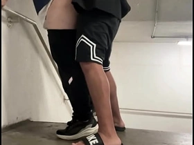 楼道贱货求楼梯间挨操，老子如她所愿狠狠干了 gay to man asian sex videos