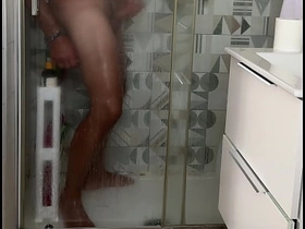 被抓到在淋浴时打飞机 射精猛烈 真实高潮 —— 被偷窥 asian boy boy romantic gay sex videos