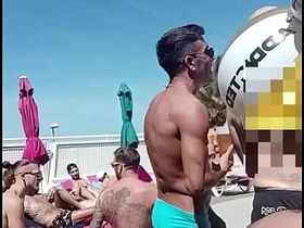 泳池边的口交盛宴：我的鸡巴是2025 Grabbys周末的主角！ asian gay sex videos tube3