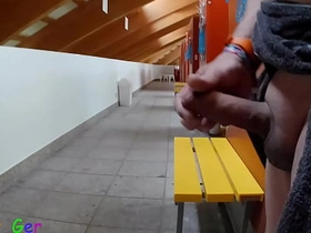 我在公共更衣室撸我厚包皮鸡巴，差点被抓到两次。 asian little gay boys sex videos