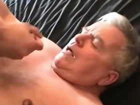 年轻亚裔射精在老爹脸上 gay sex videos asian xxx