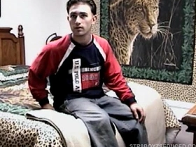 Vinnie给毛茸茸直男Paulie吹箫 asian gay sex porn videos. com