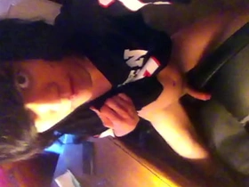 嫩0用光滑鸡巴磨椅子 隔着涤纶T恤手淫 asian hunks gay sex videos