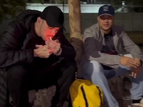 哥们在球场喝酒结果搞起基来，突然冒出个流浪汉让一切更有意思了 hot sex videos gay asian