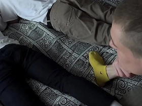 瘦仔带朋友来家玩——趁他们打游戏时，他和继父把他们全干了 gay sex massage videos asian