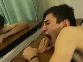 可爱摔跤少年训练时发情，直接在地板上开干——最后射进对方嘴里 asian student and teacher gay sex videos