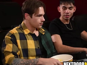 深柜男在电影院约炮基佬情人 asian drink gay sex videos