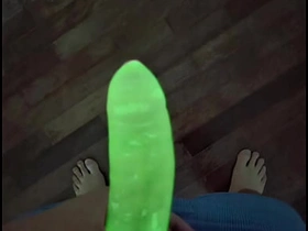 我试了霓虹避孕套 - 看它在黑暗中发光 hot hairy asian gay sex videos