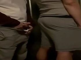 深夜空街，喝多了…我决定尿在嫩鸡室友身上找乐子 :P asian old gay uncle sex videos