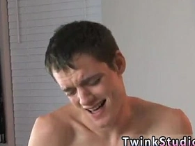 忧郁系亚裔男同志色情片 凯莱布·科尼姆初来乍到跃跃欲试 cute teen asian gay anal sex videos