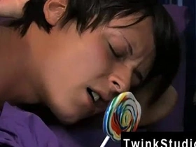 大屁股亚洲基佬电影 这个超级萌货边吃边 asian gay twitter sex videos